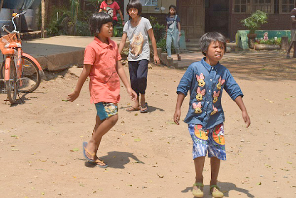 サッカーをする子供の村学園の子供たち