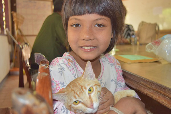 ネコを抱く子供の村学園の少女