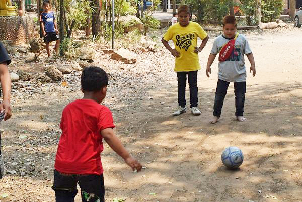 ボールを蹴ろうとしている子供の村学園の少年