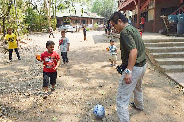 子供の村学園の子供たちとサッカー