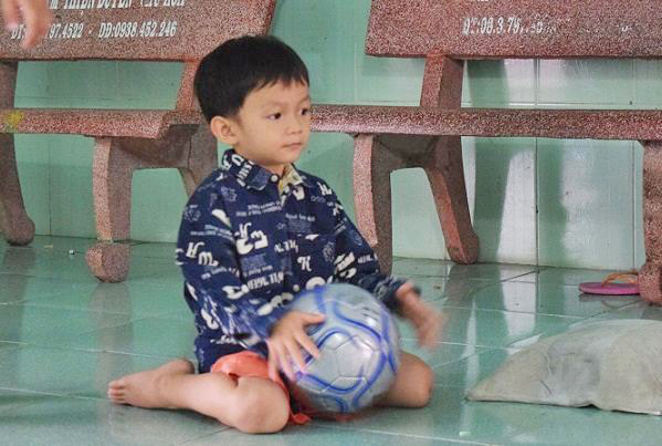 サッカーボールと孤児院の少年