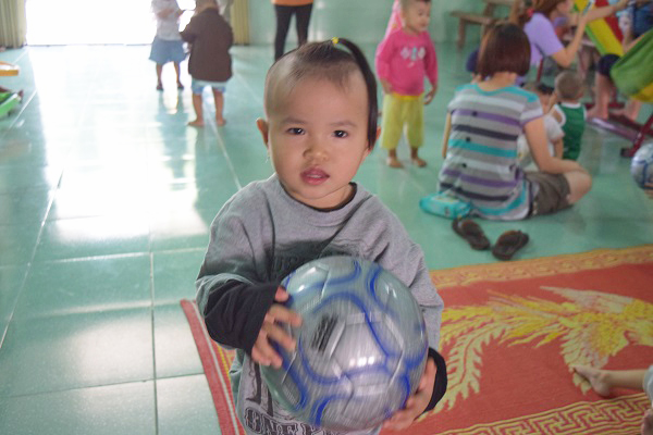 サッカーボールを持つ施設の幼い子供