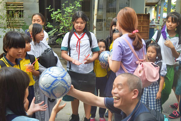 ファボ孤児院の子供たちへボールをプレゼント