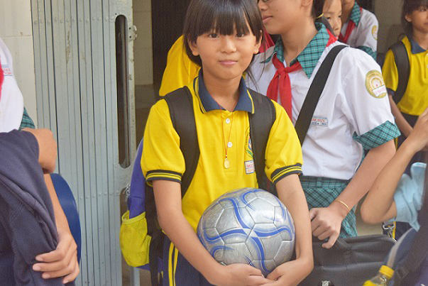 ボールを持つユニフォーム姿の少女