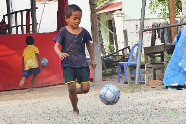 ボールを蹴ろうとしているバサックスラムの少年