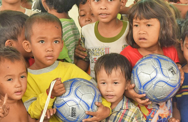サッカーボールを持つスラムの子供たち