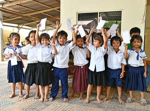 プレゼントを受け取って喜ぶカンボジアの子ども達