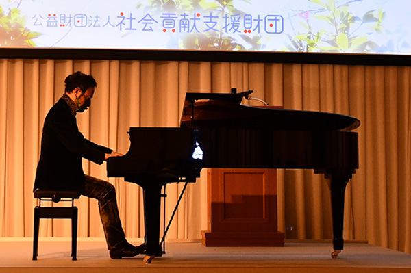 西川五平さんのピアノ演奏