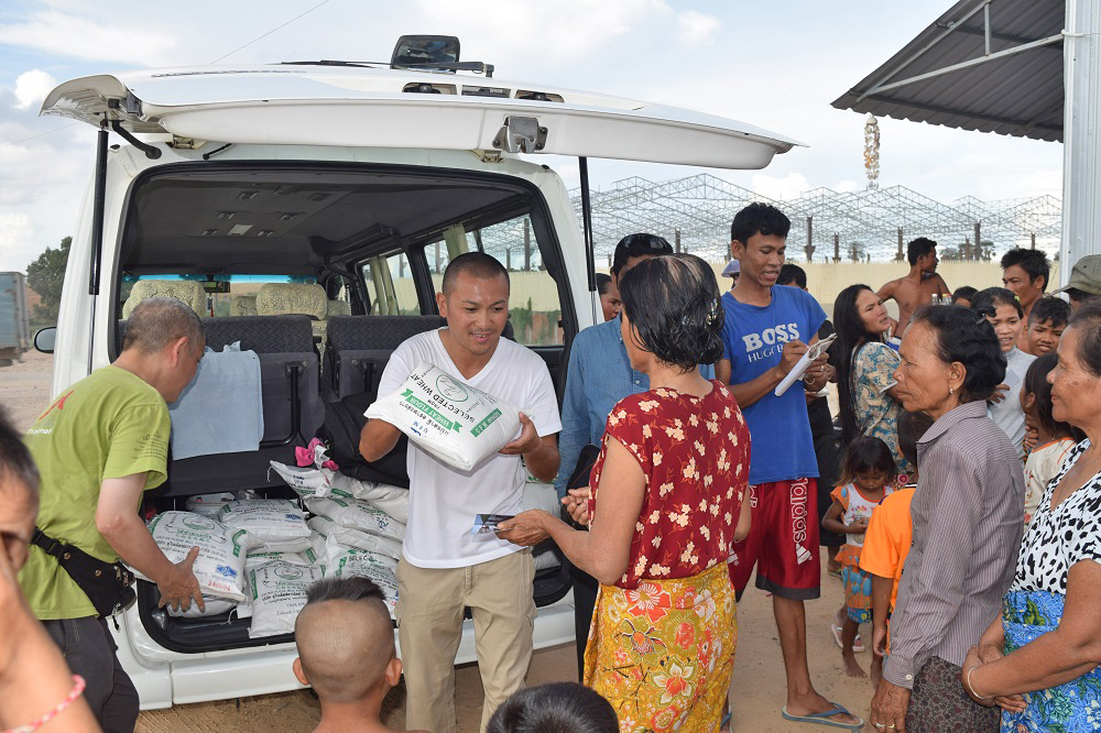 後発途上国カンボジアのスラムで物資を寄付する