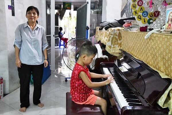 ベトナム盲目の男の子がピアノを弾く