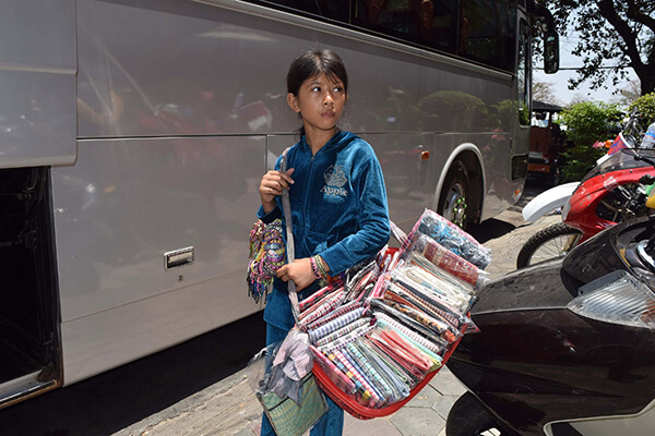 カンボジアの物売り少女