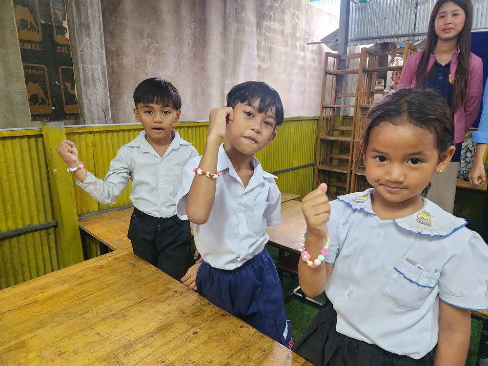 日本の子ども達が作ってくれたアクセサリーを、カンボジアの子ども達に届けました