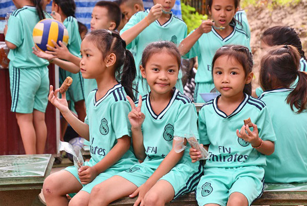 ラオスの小学校の子どもにユニフォームを寄付する