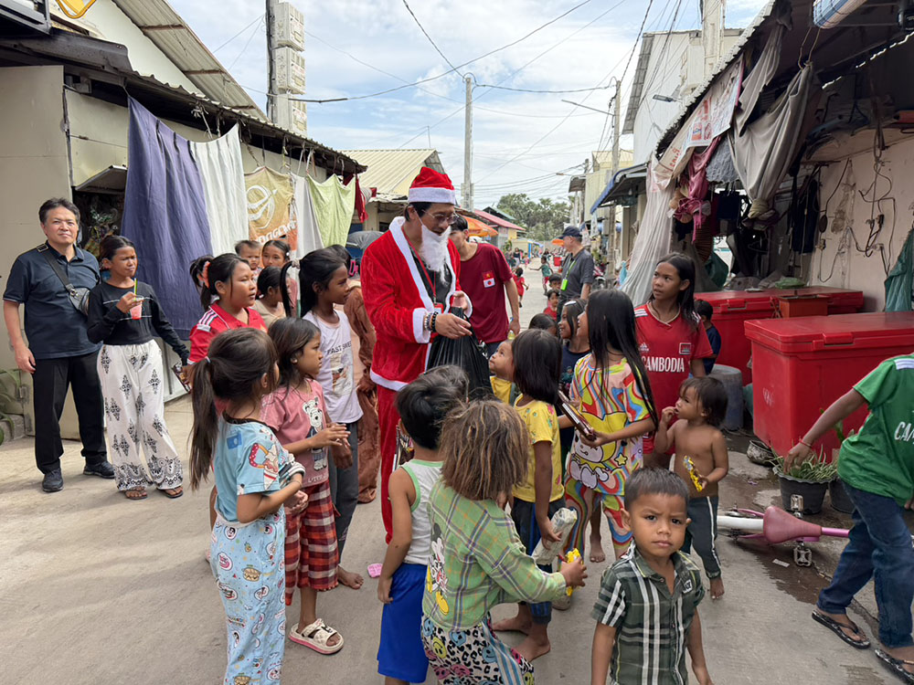 changカンボジアスラムの子供達にクリスマスプレゼント