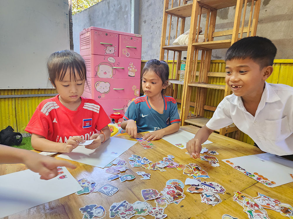 シールで遊ぶCHANG幼稚園の子供達