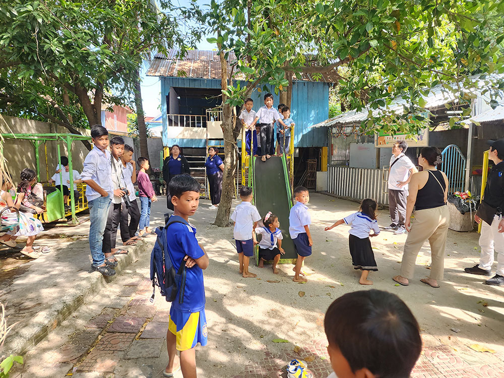 chang幼稚園の遊具で遊ぶ子供達