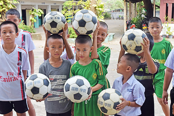 ラオスの小学校にボールと縄跳びの寄付