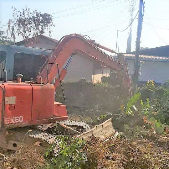 ドンナクン小学校の荒地を整備