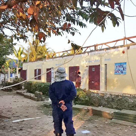 ドンナクン小学校の腐った屋根