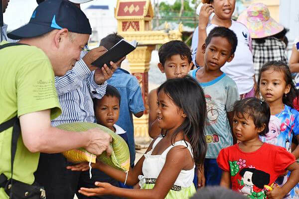 スラムの子ども達に、お米とランドセルを配る