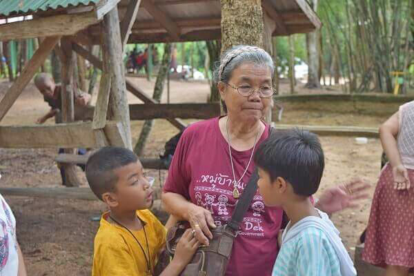 タイの愛情を受けることなく育った子供