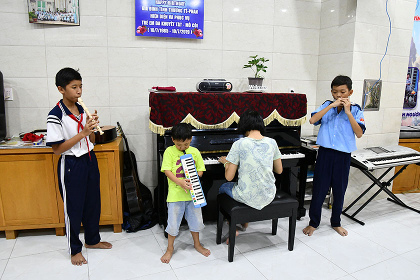 楽器を演奏する子ども達